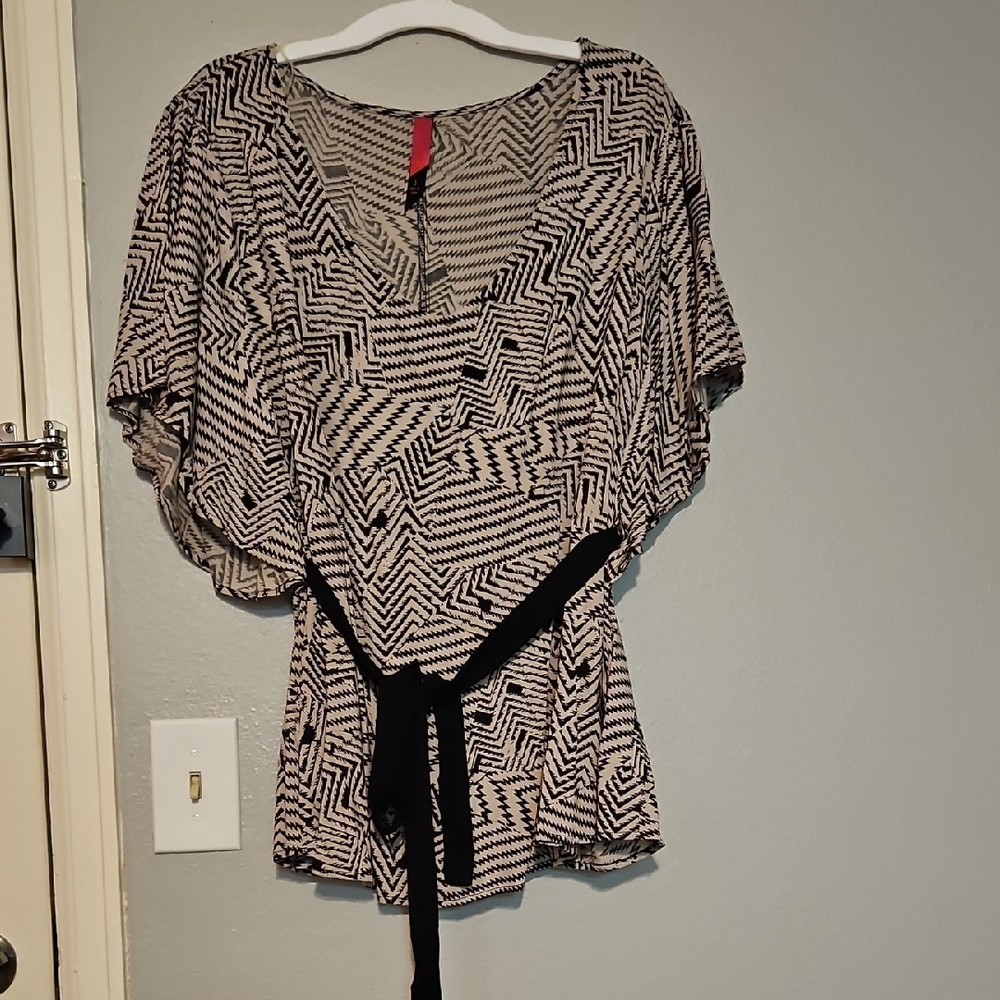 Chic Black and Tan Patterned Women's Top